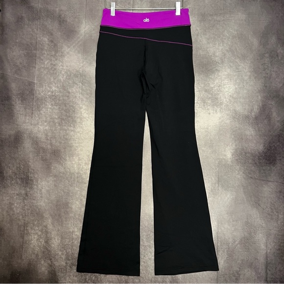 ALO Yoga Pants - ALO Cool  Stretch Boot Leg Leggings‎ - Black - Purple Size Small.